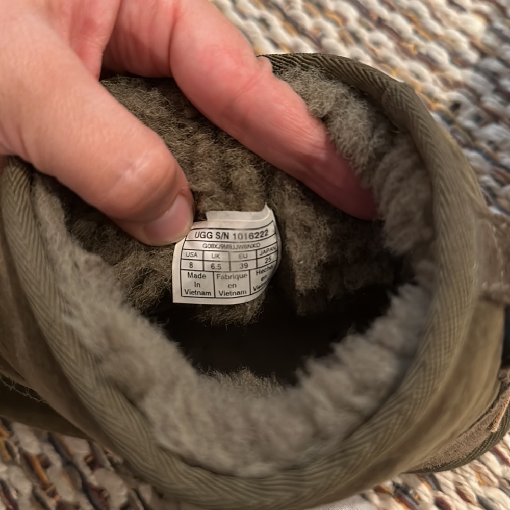 Short Ugg Boots - Picture 3 of 4